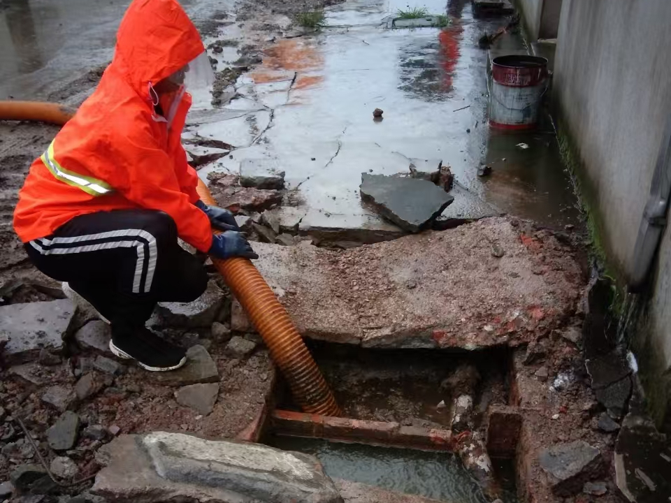 小區(qū)化糞池剛清理又堵了，一查監(jiān)控竟是這些人